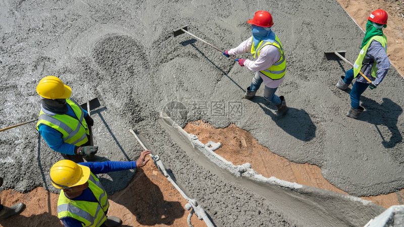 建筑资质代办与自办：选择之道，合规为先